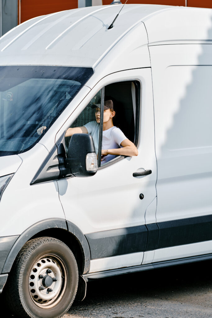 Samochód dostawczy z limitem kilometrów czy bez limitu - który wariant bardziej się opłaca?